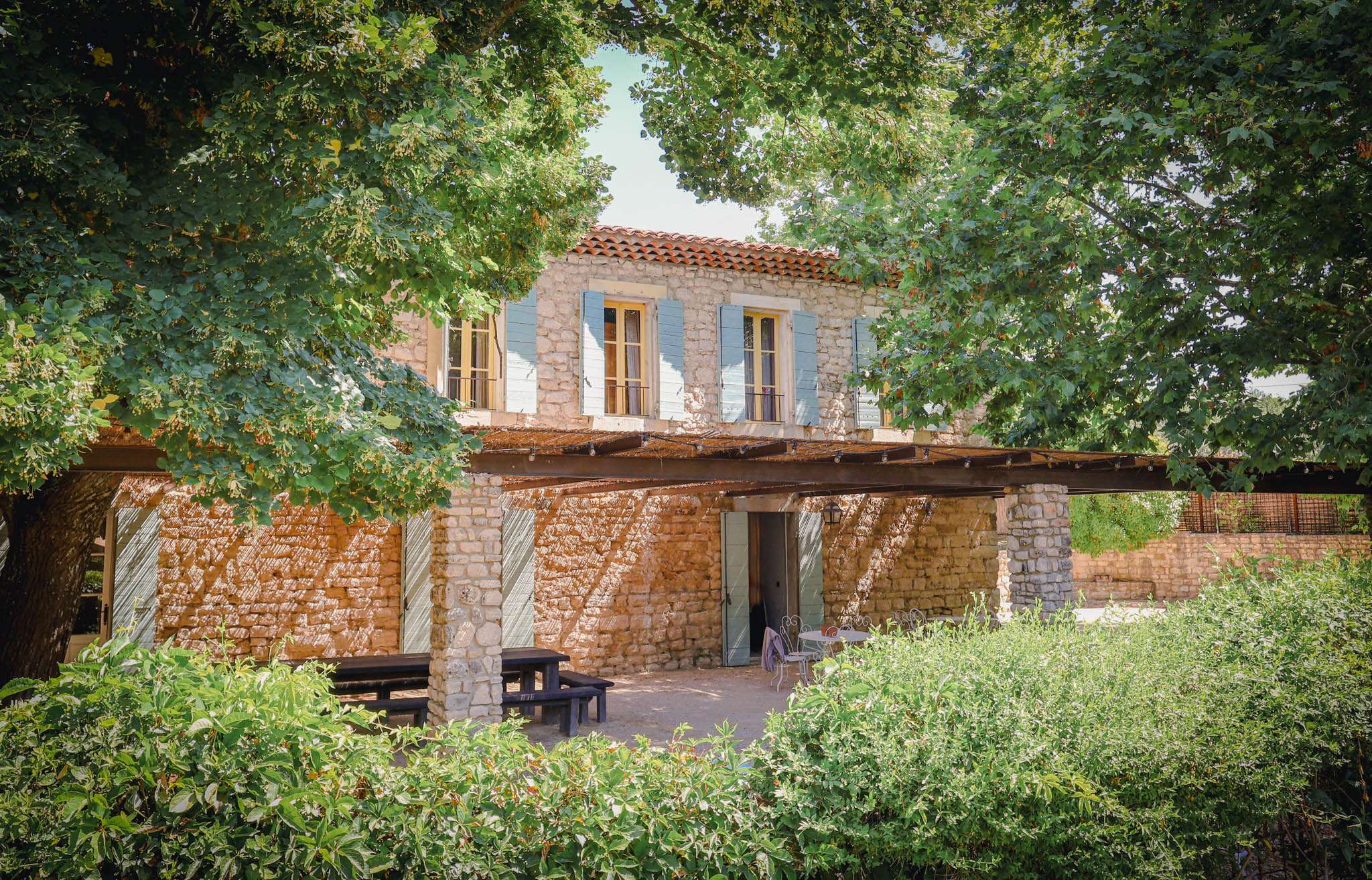 Romanesque courtyard wedding Provence