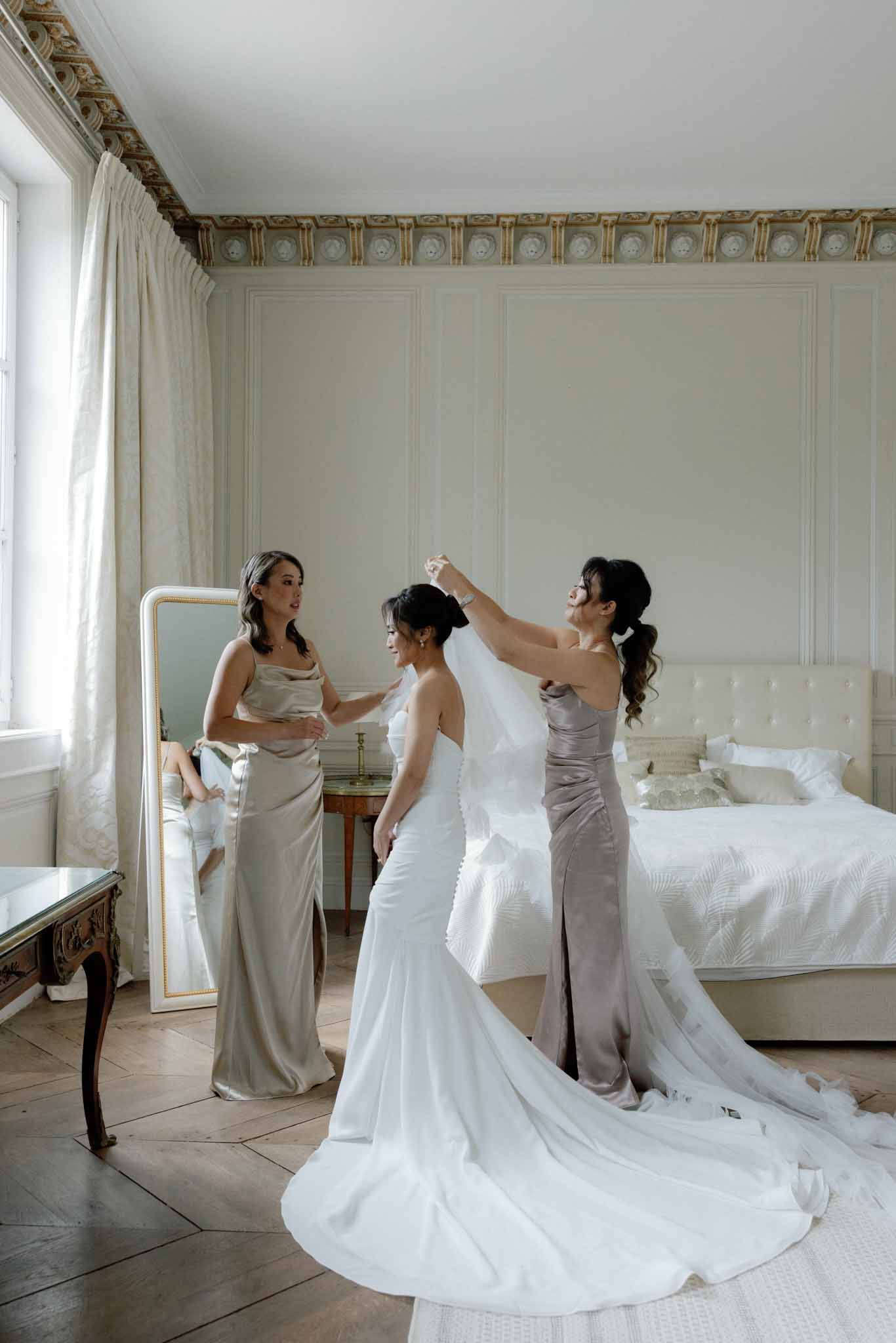 Couple portrait at ChÃ¢teau de Varennes in vineyard surroundings during golden hour