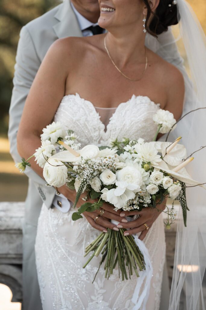 de la valouze a.bukowska bride groom back hug white bouquet
