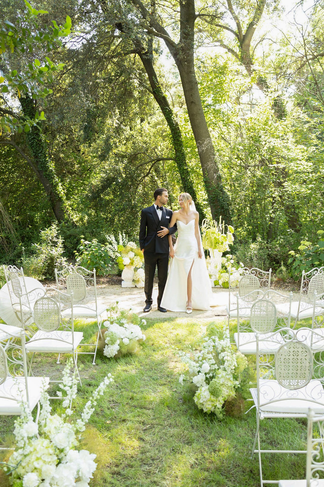 Boho outdoor wedding ceremony at Domaine de Lamanon ivory romance photographed by Roxane Nicolas