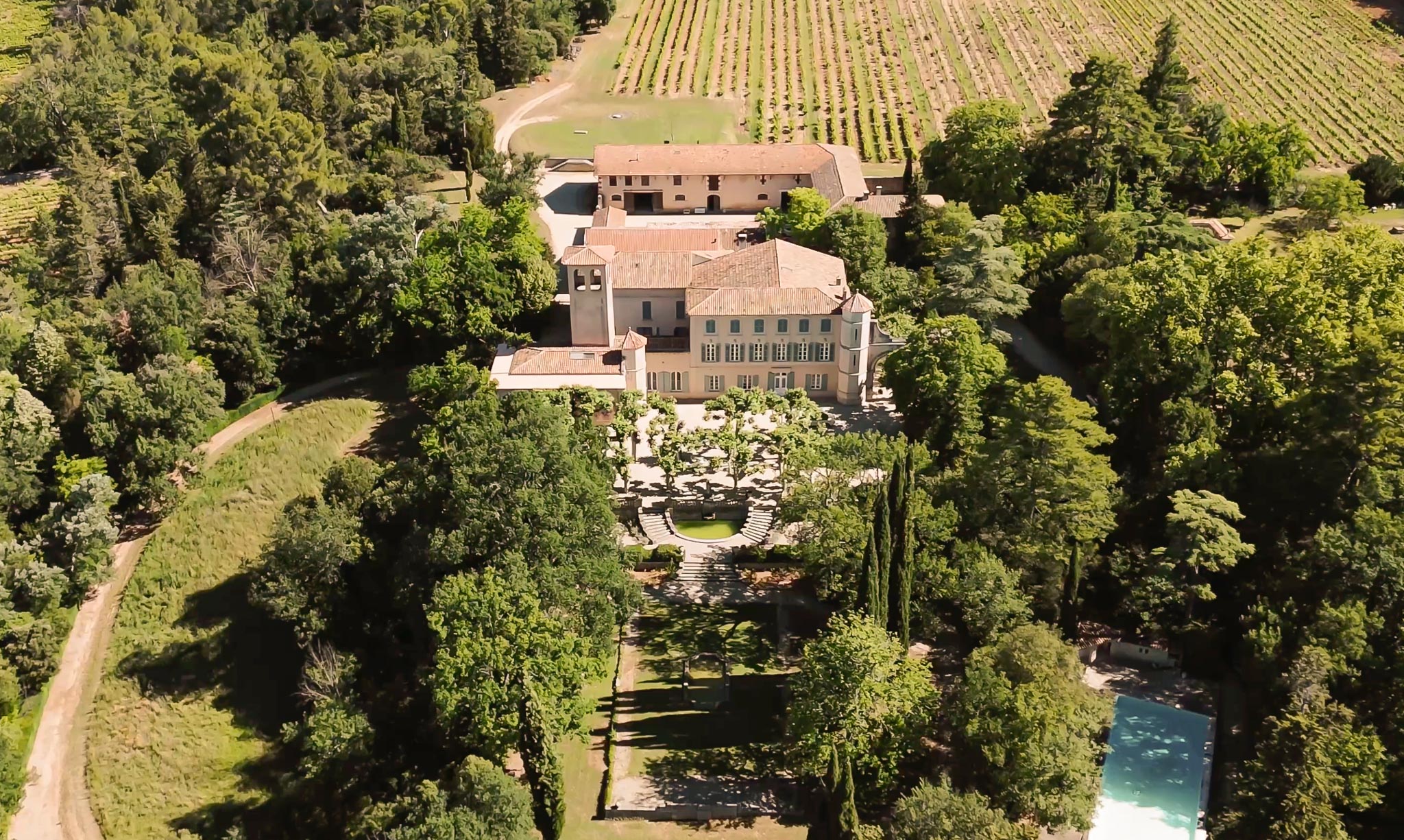 Hidden château wedding in Provence