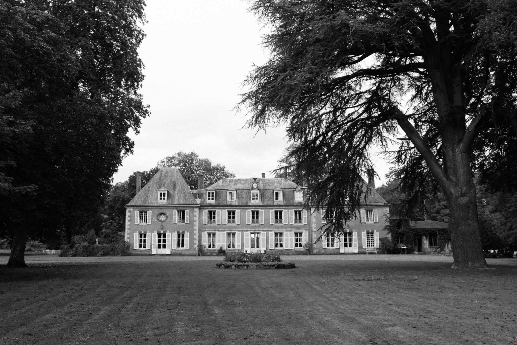 Grand French chÃƒÂ¢teau with formal courtyard and mature trees at wedding venue