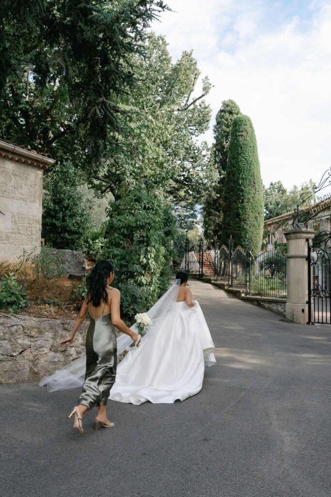 Domaine Mont Leuze CC Weddings bride runing long trail veil bridesmaid back
