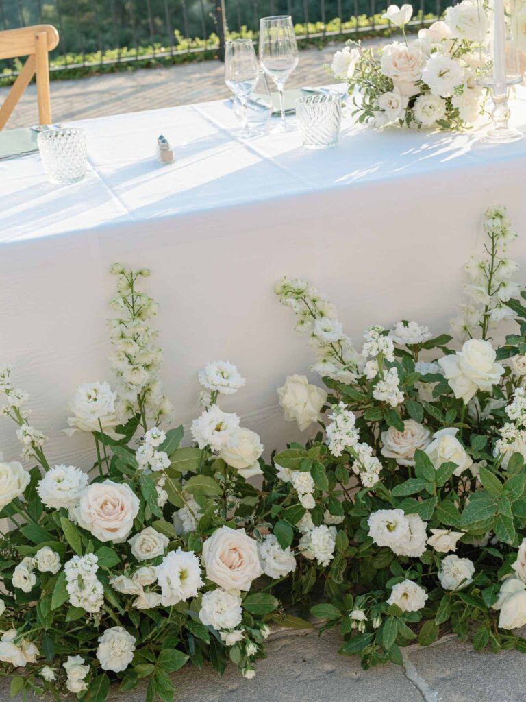 Domaine Mont Leuze CC Weddings detail shot white flower decors glassware