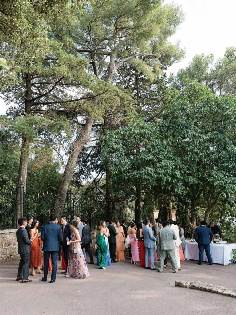 Domaine Mont Leuze CC Weddings guests colorful dresses cocktail area
