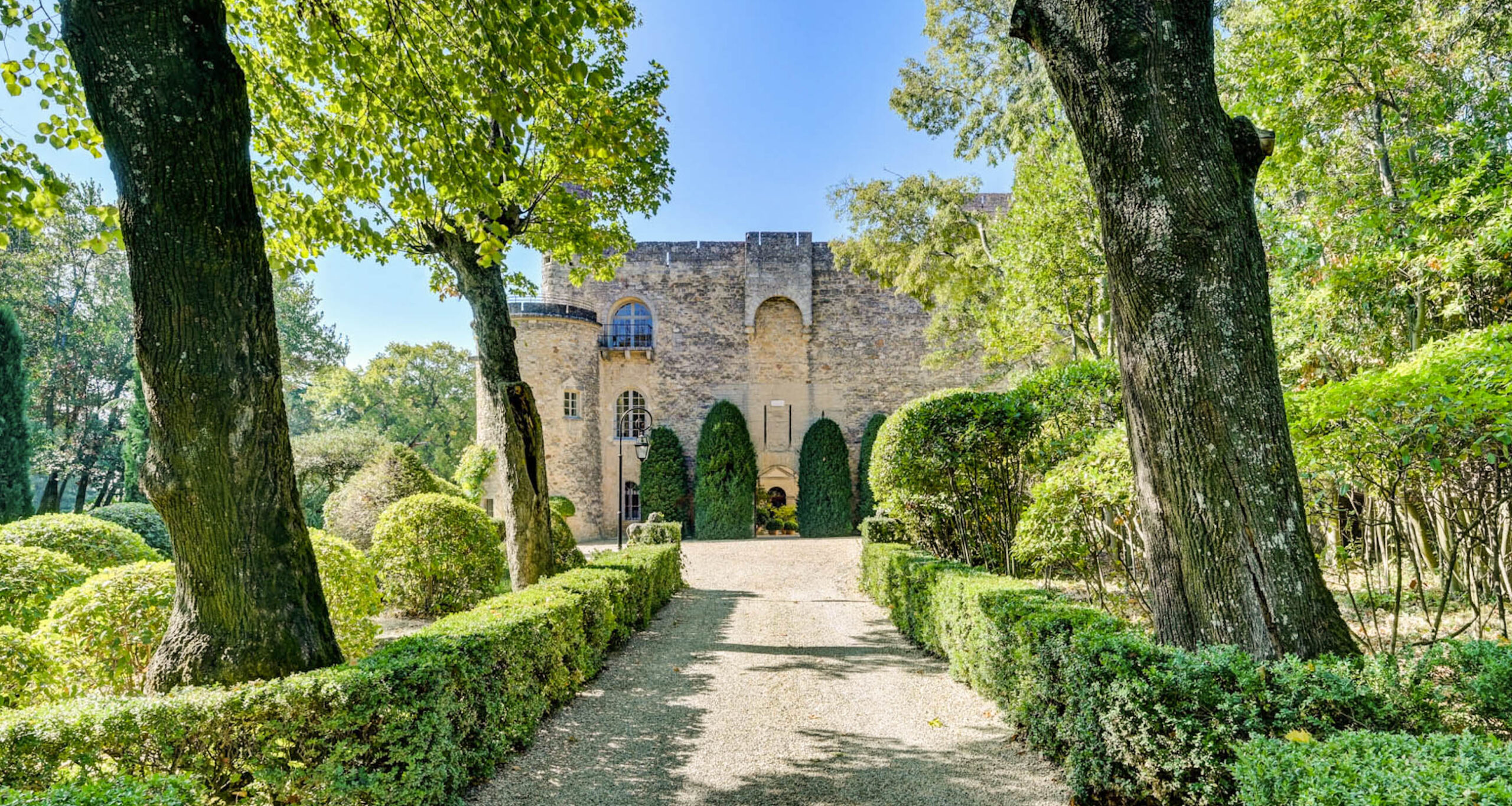 Domaine d’Uzès ivy clad courtyard ceremony setup