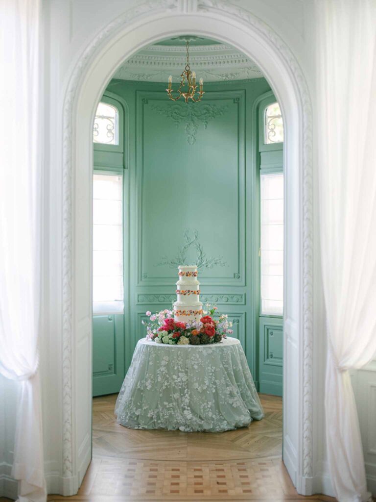 Château Belle Epoque Adeline Murzeau detail shot reception cake vintage table