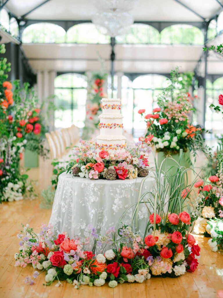 Château Belle Epoque Adeline Murzeau detail shot reception cake vintage table tropical flowers