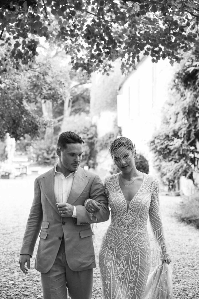 Chateau de Maillac Ala Breskaya bride groom hugging walking looking each other garden area black white photo