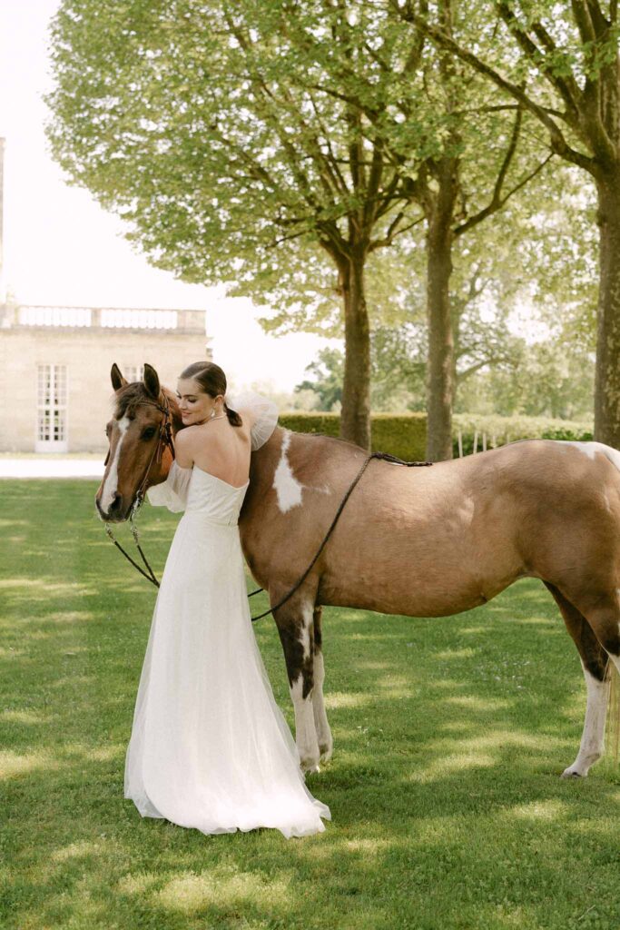 Chateau sainte claire keith flament bride straples dress hugging horse neck garden woods