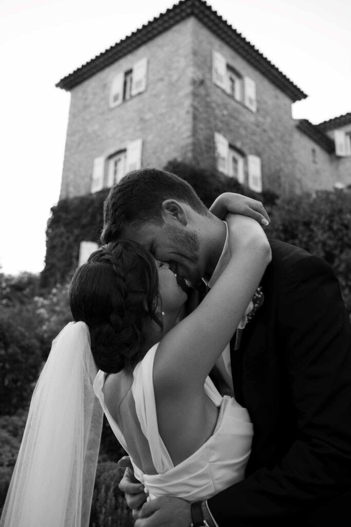manoir de letang myrto events bride groom hugging kissing black white photo