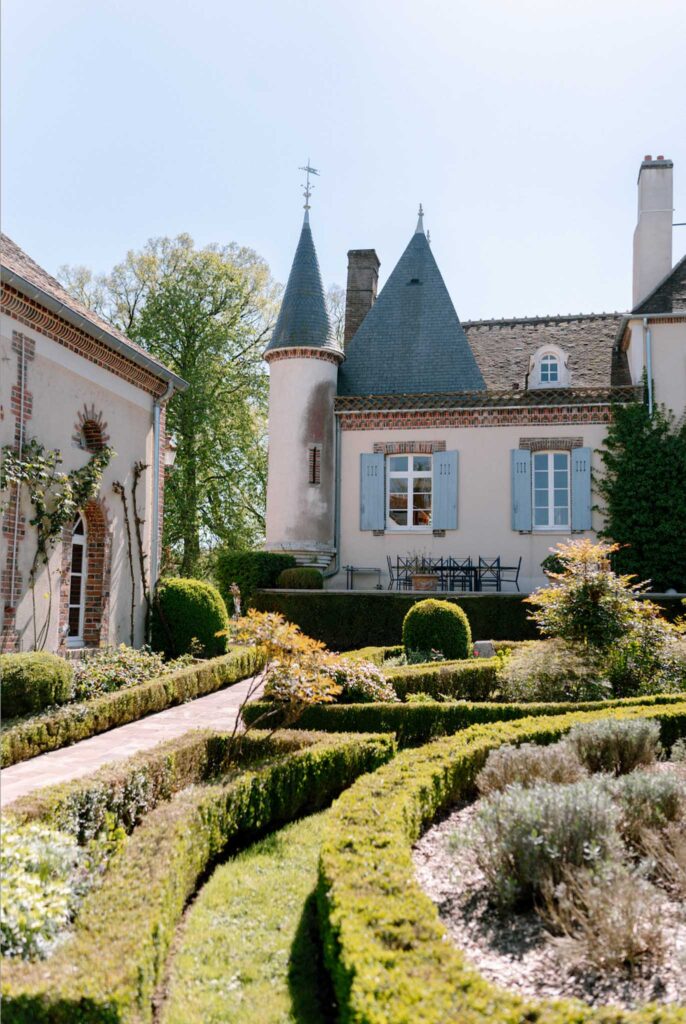 chateau de la gruerie pink wedding 5