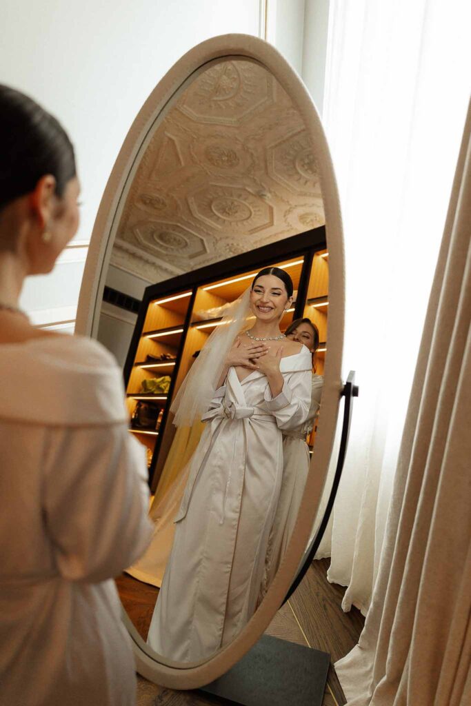 Boat in Paris Joan Jellet bride get ready diamond necklace mirror