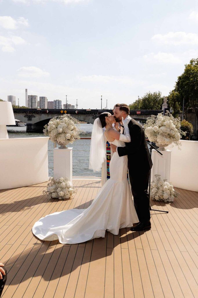 Boat in Paris Joan Jellet bride groom dip kiss ceremony boat