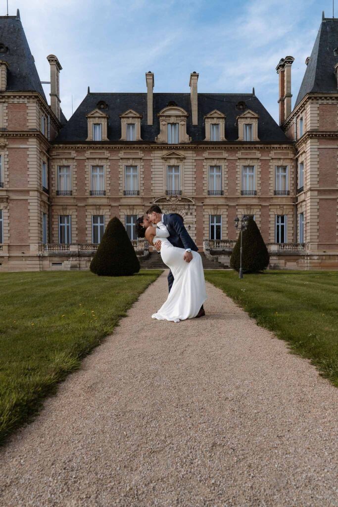 Domaine des Halles Camille Laurent bride groom dip kiss venue background