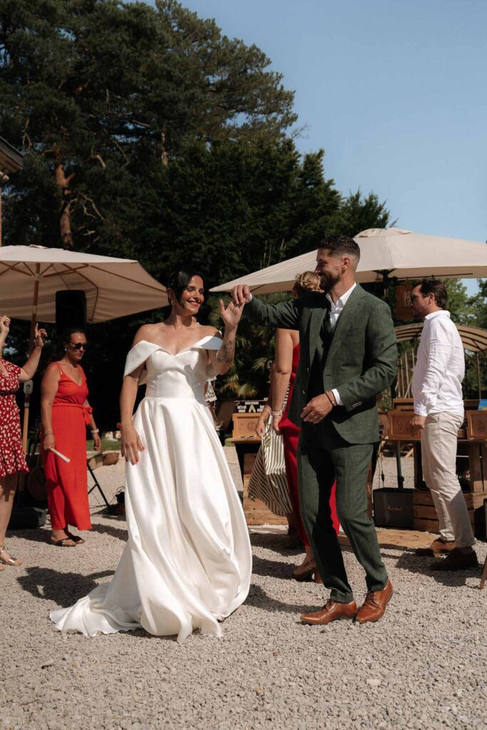 Chateau de Glairans Labricole bride groom dancing reception under sun