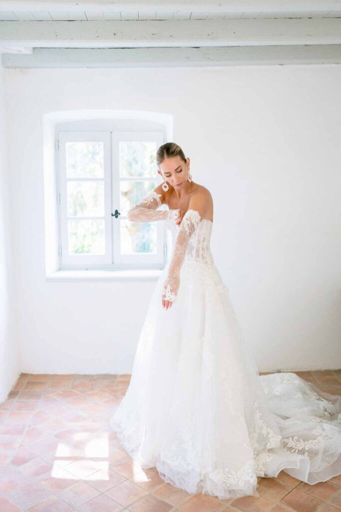 Domaine de Vignale Vincent Pennachio bride get ready lace sleeves dress