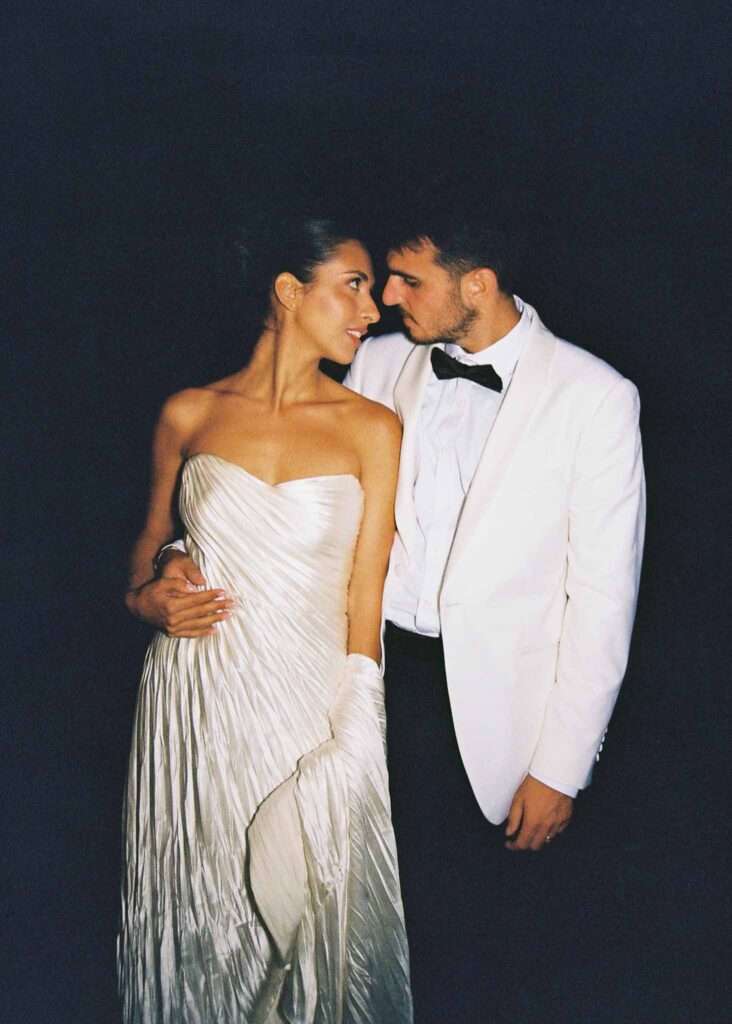 La Grand Belly T.Braoun bride groom looking each other hug cam flash