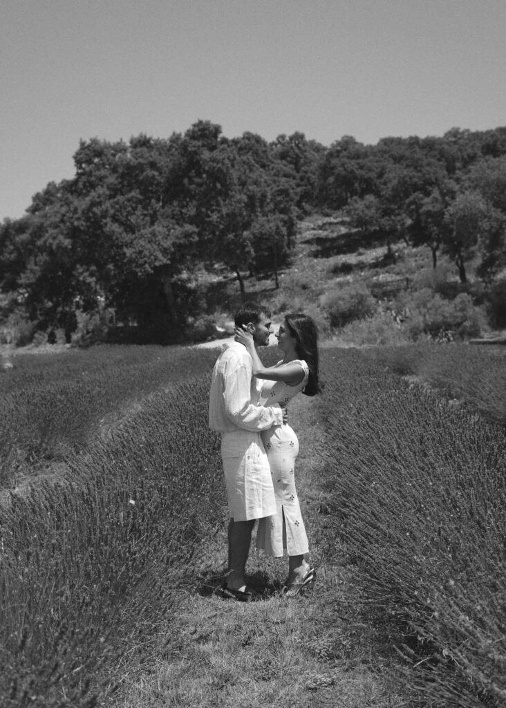 La Grand Belly T.Braoun couple kissing hugging garden field black white photo