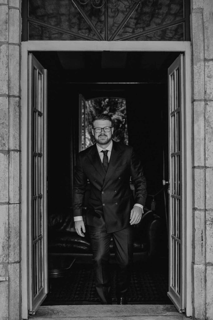 du Raysse W.Towell get ready groom walking door