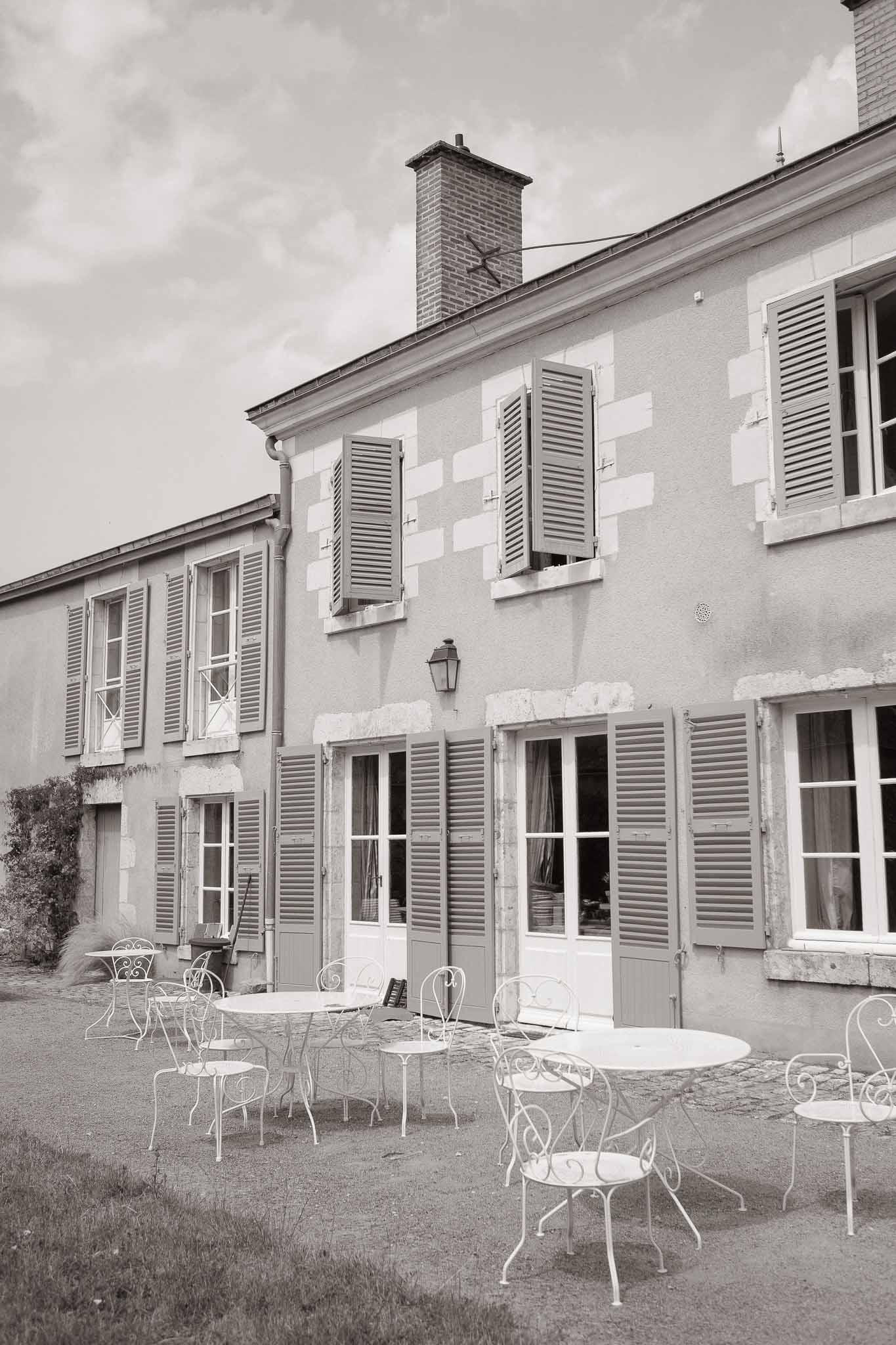 Black and white photo of wedding cocktail hour