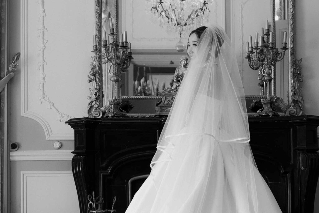 Garrevaques Aibo Studio bride veil back mirror vintage