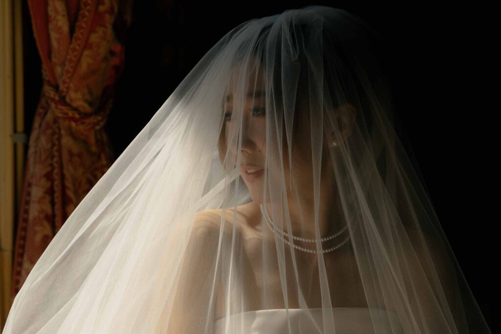 Garrevaques Aibo Studio get ready bride veil over head close up