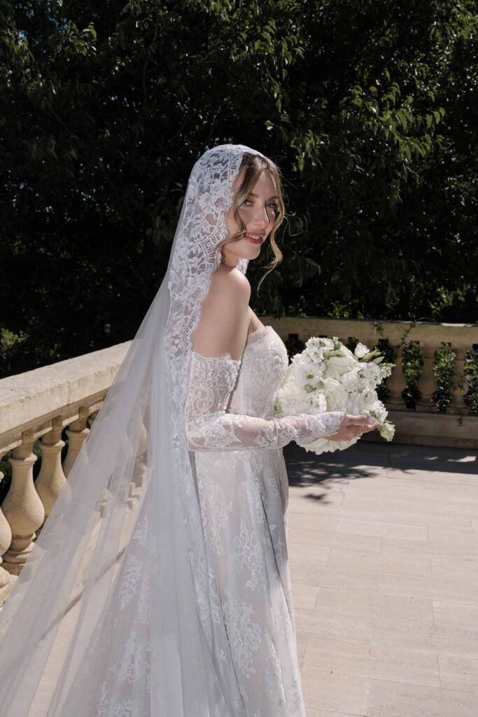 Tour Vaucros S.Rached bouquet bride dress lace veil