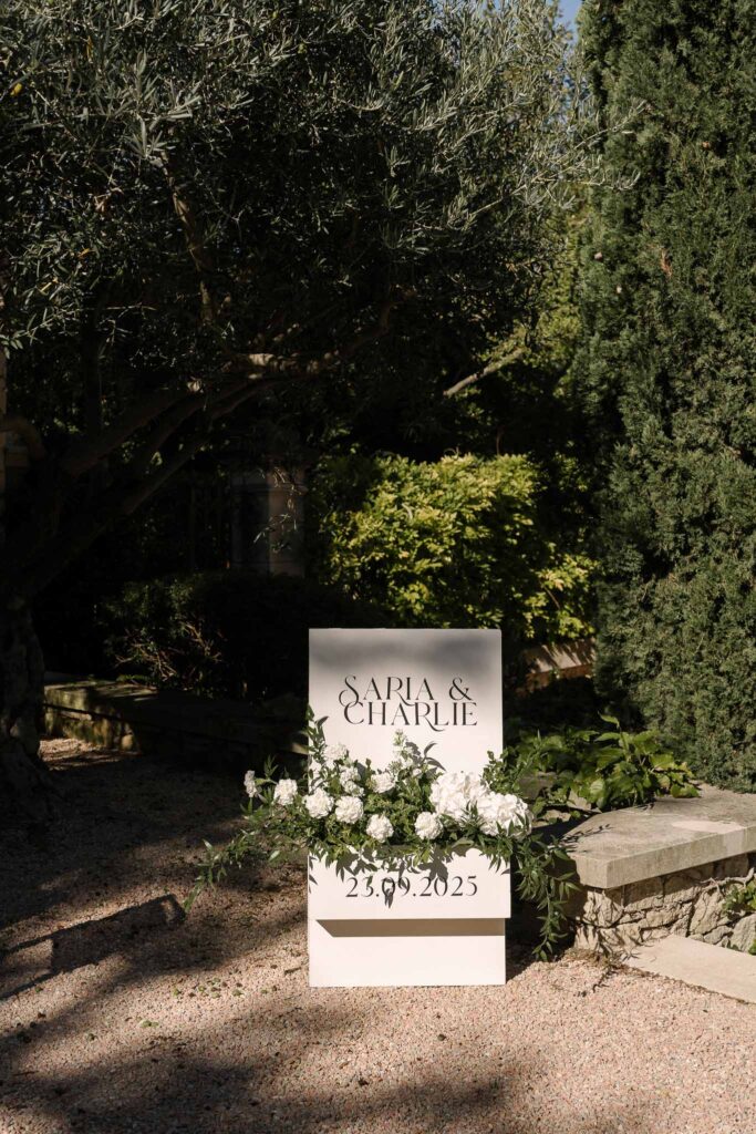 Tour Vaucros S.Rached signage minimalist board flower decor