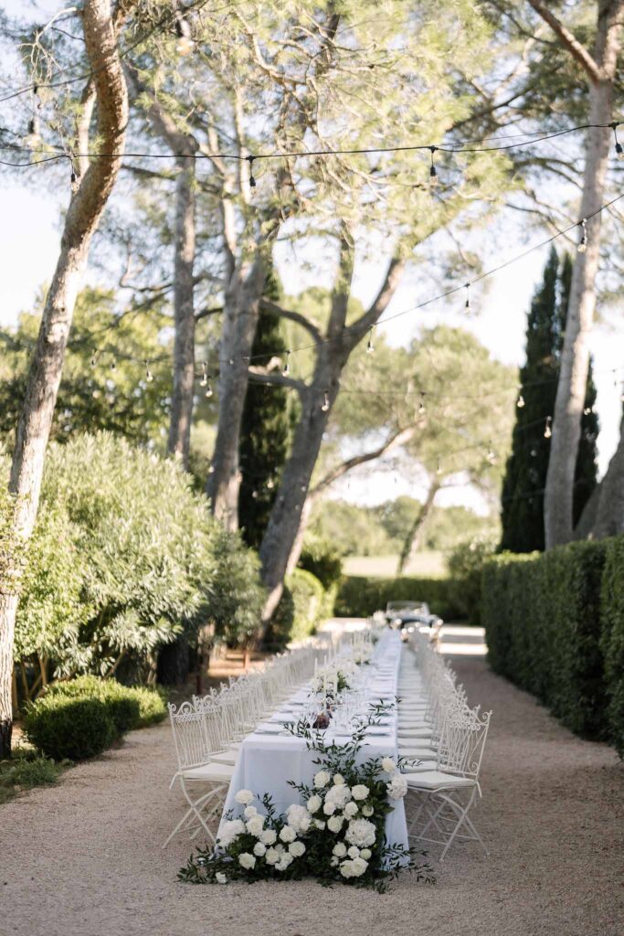 Tour Vaucros S.Rached tablescape long white flower chair