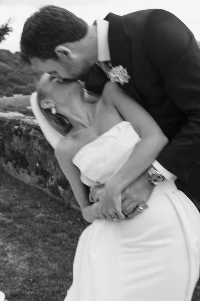 Maison Belzunce S.Castillo couple dip kiss close up blurry