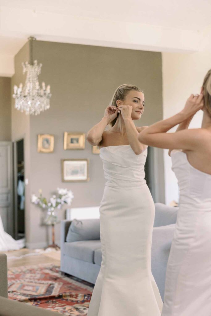 Maison Belzunce S.Castillo get ready bride put on earrings