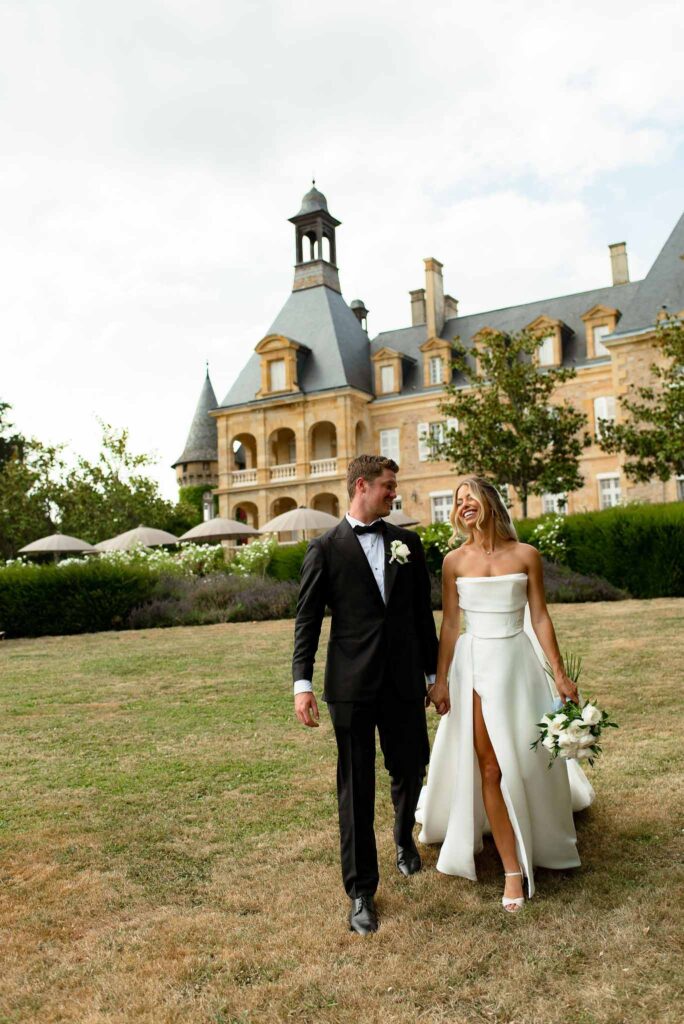 d Essendiéras K.Hiscox bride groom hold hands walking