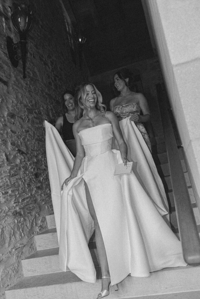 d Essendiéras K.Hiscox bride walk down stairs bridesmaids