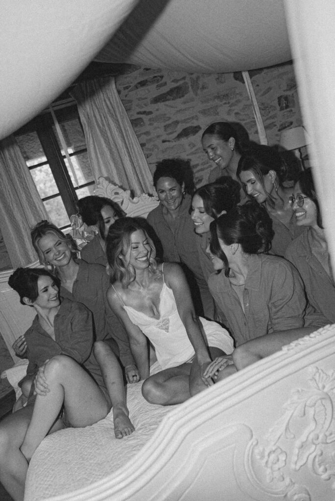 d Essendiéras K.Hiscox bridesmaids get ready bride bed bw