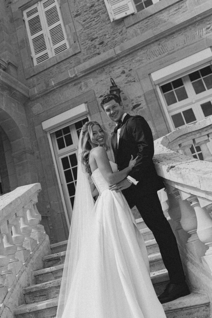 d Essendiéras K.Hiscox couple posing stairs outrside