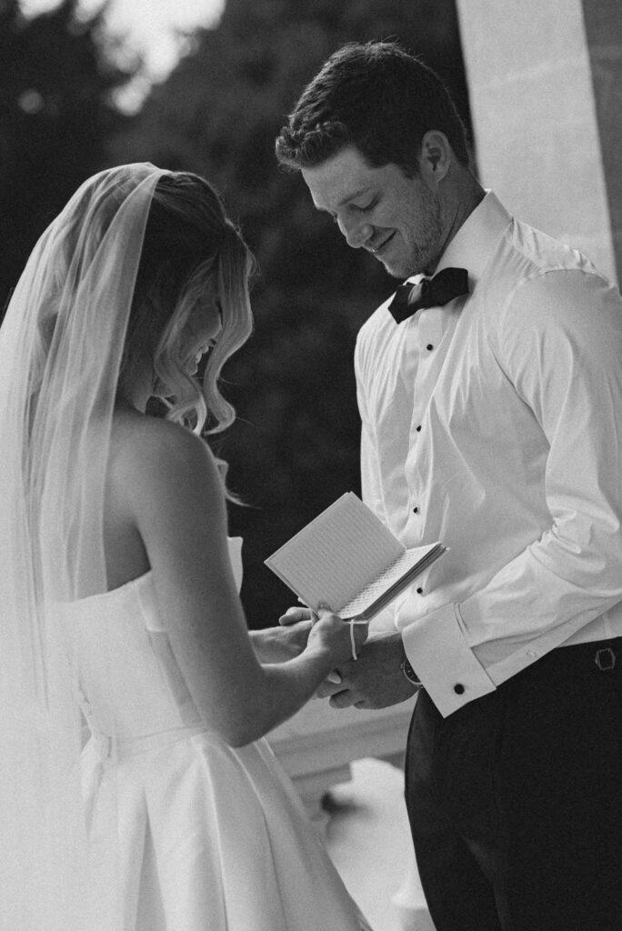 d Essendiéras K.Hiscox groom bride hold hands vow exchange